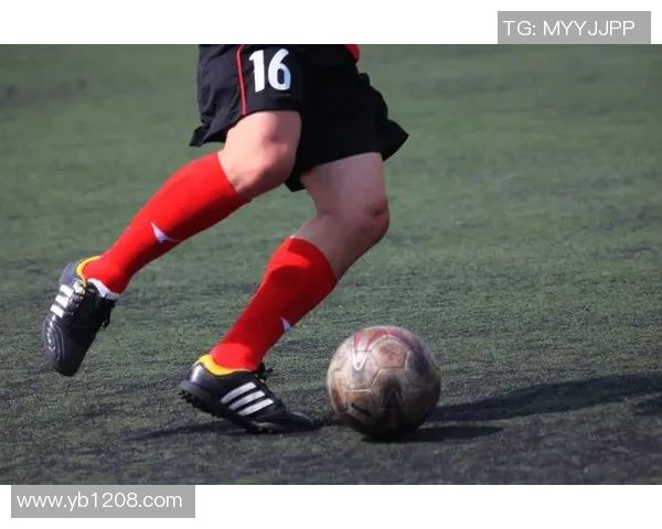 足球明星青春岁月的迷人瞬间展现年轻时的魅力与风采